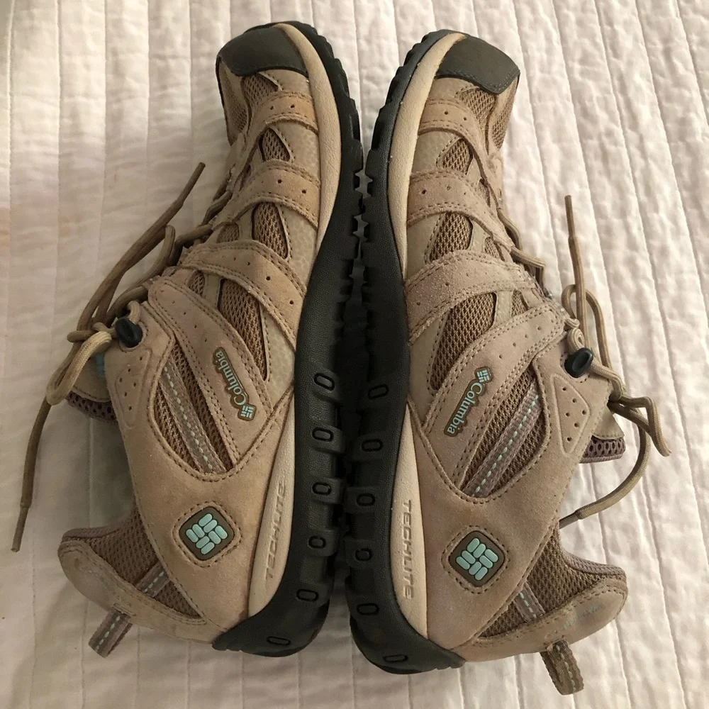 Columbia Women's Redmond Low hiking shoes Taupe Tech Lite/Omni Grip Soles Sz 10